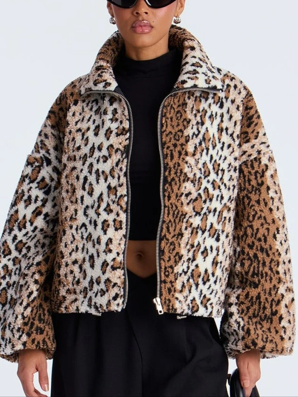 Short voluminous jacket (bomber) with leopard print, made of soft faux fur